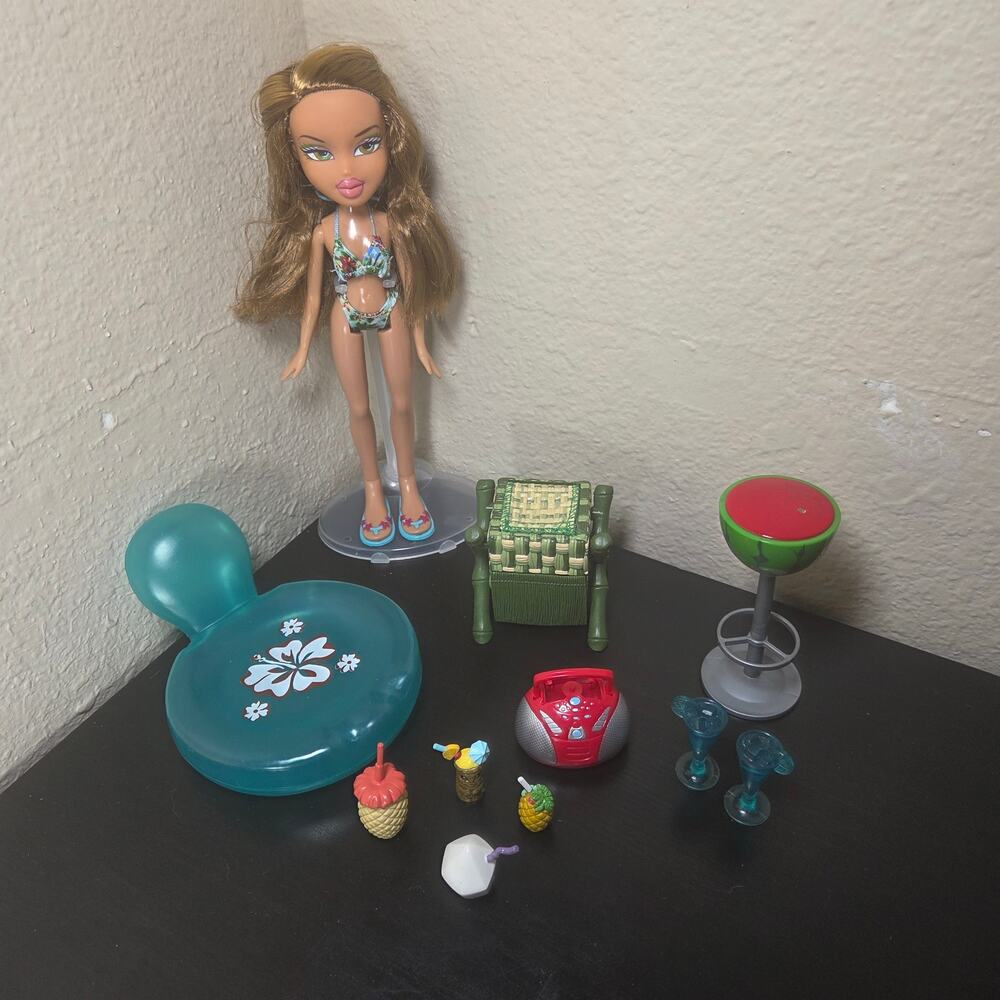 Bratz 2007 Sun Kissed Summer Fianna + Hot Summer Dayz Cool Pool Playset Pieces